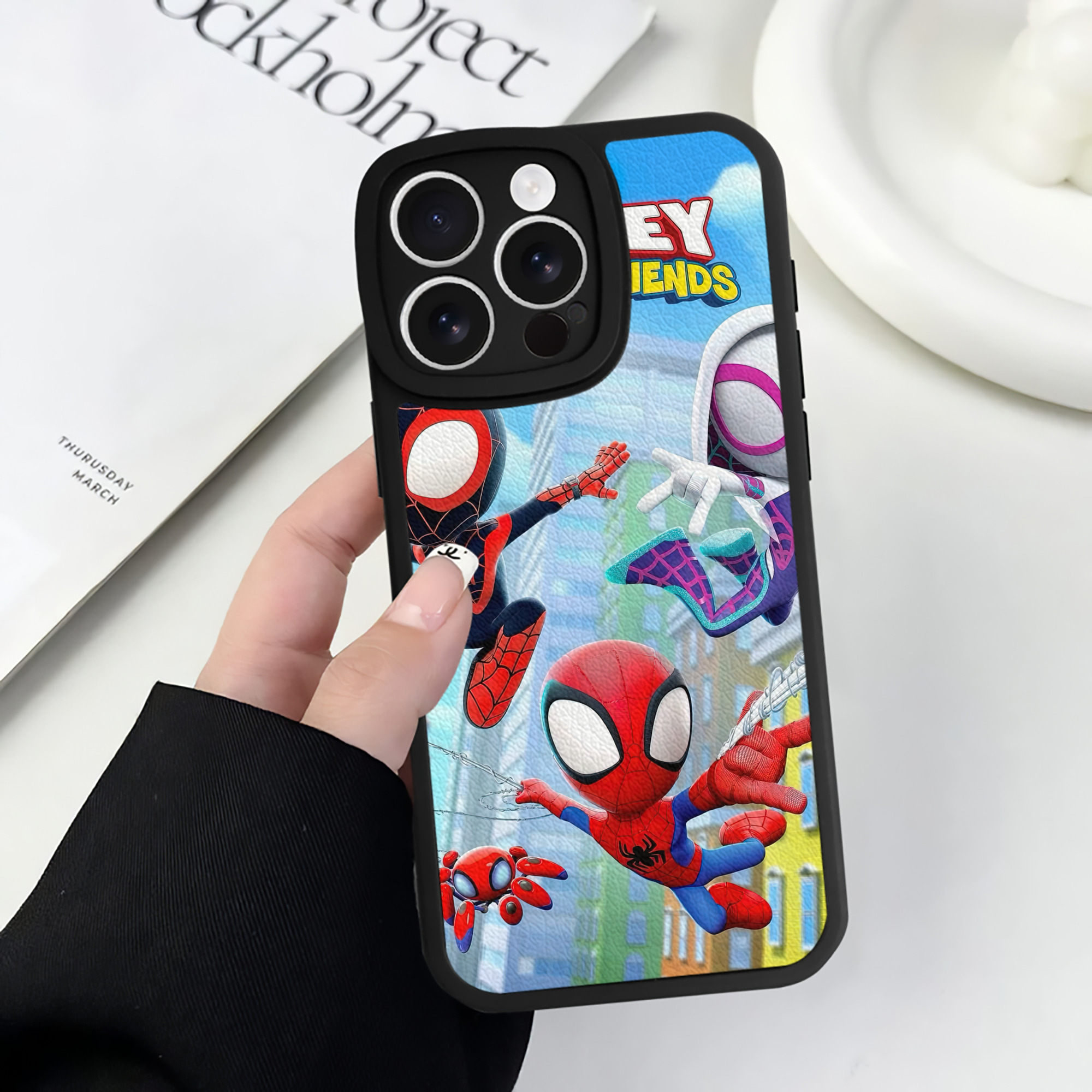 （画像用） Spider Man スパイダーマン 【iPhone 16シリーズ対応】シリコンスマホケース（レザー調） 材質：シリコン